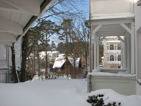 DNENHAUS Hof unter Schnee